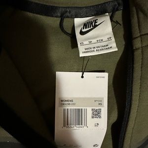 Brand NEW Nike Pro Tech Set